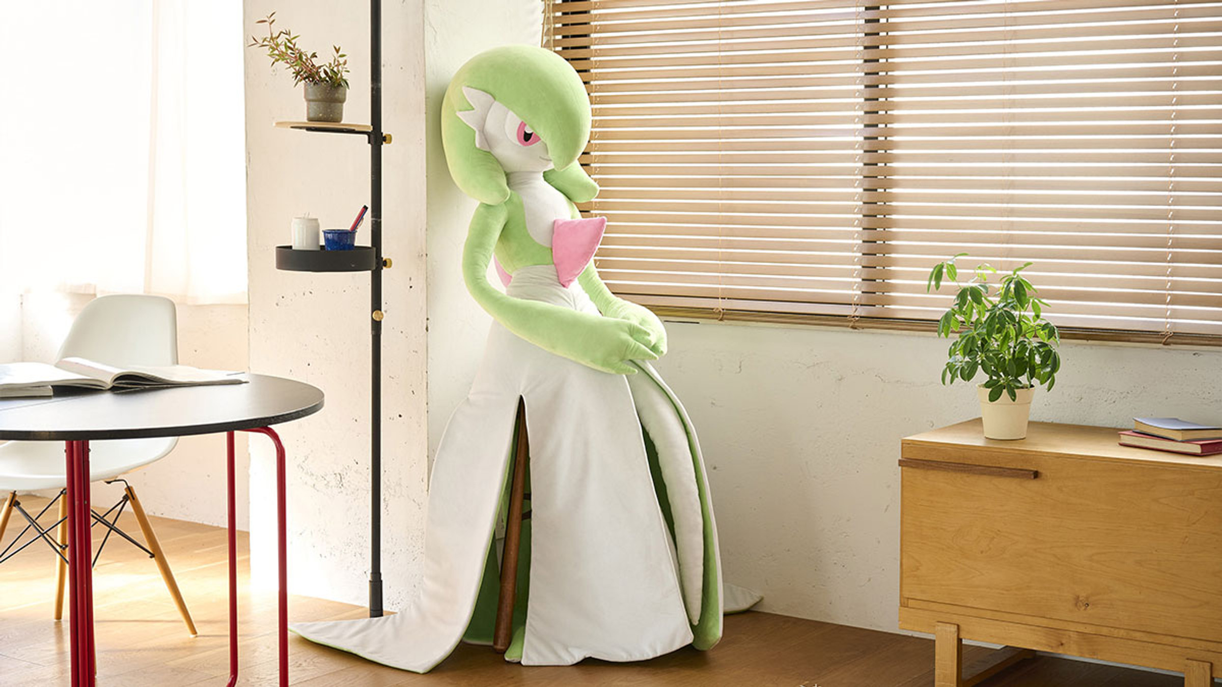 peluche-gardevoir-pokemon-dans-un-appartement-taille-reelle